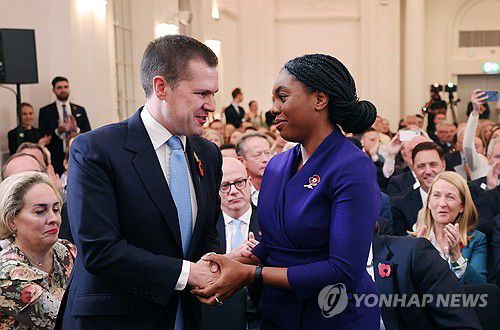 2024년 11월 당대표 경선에서 젠릭(왼쪽)과 베이드녹[EPA 연합뉴스 자료사진. 재판매 및 DB 금지]