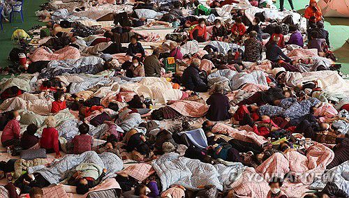 산불로 지친 주민들, 대피소에서 휴식(영양=연합뉴스) 윤관식 기자 = 지난해 3월 26일 경북 영양군 영양군민회관 대피소에서 산불로 인해 대피한 주민들이 휴식을 취하고 있다. 2025.3.26 psik@yna.co.kr