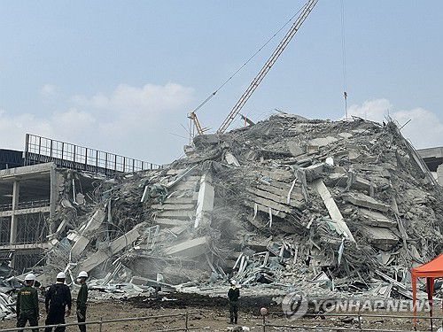 방콕 공사중 건물 붕괴 현장지난해 3월 28일(현지시간) 태국 방콕에서 공사 중인 30층 감사원 신청사 건물이 미얀마 강진으로 무너진 현장. [연합뉴스 자료사진. 재판매 및 DB 금지]