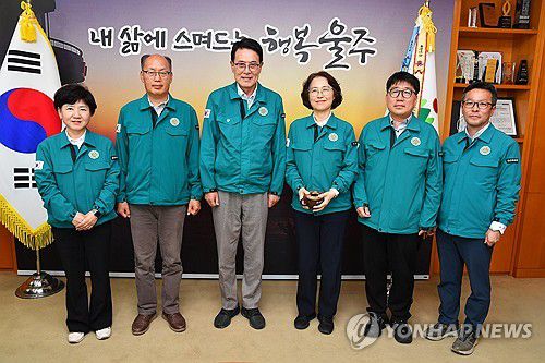 산림청-울주군,산불피해 복구간담회(울산=연합뉴스) 11일 이순걸 울산시 울주군수(왼쪽 세번째)가 울주군청 소회의실에서 이미라 산림청 차장(오른쪽 세번째) 일행과 함께  산불피해 현황 및 복구 관련 추진 방향 등에 관해 간담회를 진행했다.2025.4.11 [울주군 제공.재판매 및 DB 금지] young@yna.co.kr