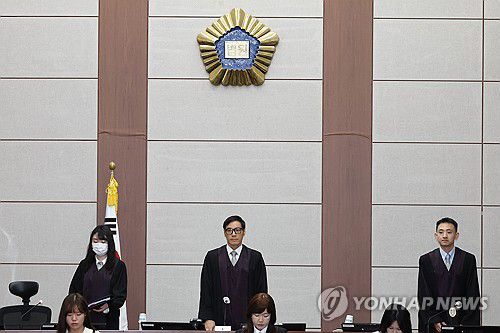 대법정 들어서는 백대현 부장판사(서울=연합뉴스) 윤석열 전 대통령의 특수공무집행방해, 직권남용 권리행사방해 등 혐의 사건 1차 공판이 열린 26일 서울 서초구 서울중앙지법에서 백대현 부장판사가 대법정에 들어서고 있다. 2025.9.26 [사진공동취재단] photo@yna.co.kr