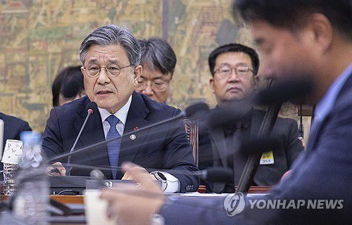 세계유산의 보존 시행령 관련 설명하는 허민 국가유산청장(서울=연합뉴스) 황광모 기자 = 허민 국가유산청장이 19일 국회에서 열린 문화체육관광위원회 전체 회의에 출석해 세계유산의 보존ㆍ관리 및 활용에 관한 특별법 시행령에 대한 설명을 하고 있다. 2025.12.19 hkmpooh@yna.co.kr