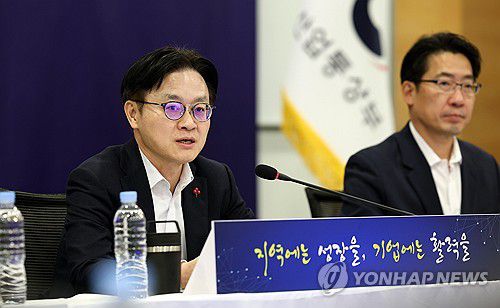 산업통상부 공공기관 업무보고(서울=연합뉴스) 김정관 산업통상부 장관이 12일 서울 중구 대한상공회의소에서 산업통상부 공공기관(자원·수출 분야) 업무보고를 주재하고 있다. 2026.1.12 [산업통상부 제공. 재판매 및 DB 금지] photo@yna.co.kr