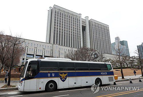 윤석열 체포방해 1심 선고 하루 앞으로(서울=연합뉴스) 김성민 기자 = 윤석열 전 대통령의 특수공무집행방해, 범인도피교사, 직권남용 권리행사방해 혐의 사건 1심 선고를 하루 앞둔 15일 서울 서초구 서울중앙지방법원에 경찰 버스가 주차돼 있다. 2026.1.15 ksm7976@yna.co.kr