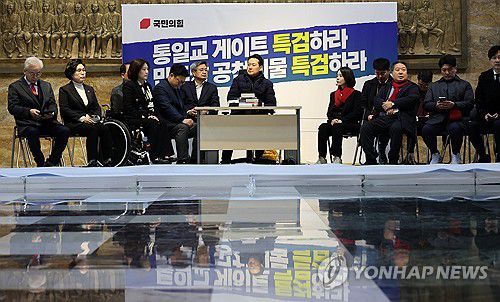 단식 농성 이어가는 장동혁 대표(서울=연합뉴스) 이동해 기자 = 국민의힘 장동혁 대표가 16일 국회 로텐더홀에서 통일교 및 공천헌금 의혹에 대한 '쌍특검법' 수용을 촉구하며 단식 농성을 이어가고 있다. 2026.1.16 eastsea@yna.co.kr