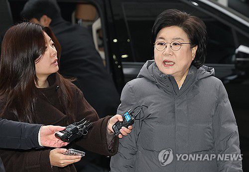 취재진 질문에 답하는 이혜훈 후보자(서울=연합뉴스) 김성민 기자 = 이혜훈 기획예산처 장관 후보자가 16일 서울 중구 예금보험공사에 마련된 인사청문회 준비 사무실로 출근하며 취재진 질문에 답하고 있다. 2026.1.16 ksm7976@yna.co.kr