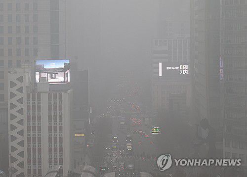 서울 미세먼지(서울=연합뉴스) 서명곤 기자 =  강원영동을 제외한 전국 미세먼지 농도는 '나쁨' 수준을 보인 16일 서울 종로 거리가 뿌옇게 보이고 있다. 2026.1.16 seephoto@yna.co.kr