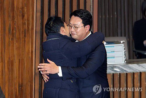 포옹하는 장동혁·천하람(서울=연합뉴스) 이동해 기자 = 16일 국회에서 열린 2026년 1월 임시국회 1차 본회의에서 '쌍특검법' 수용을 촉구하며 단식 농성 중인 국민의힘 장동혁 대표와 '2차 종합특검법안'에 대한 무제한 토론을 마친 개혁신당 천하람 원내대표가 포옹하고 있다. 2026.1.16 eastsea@yna.co.kr