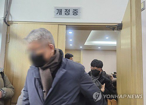 '경북 산불' 징역형 집유 선고(의성=연합뉴스) 김선형 기자 = 16일 오전 대구지법 의성지원에서 징역형 집행유예를 선고받은 '경북 산불' 실화자 신모 씨가 법정 밖으로 나가고 있다. 2026.1.16 sunhyung@yna.co.kr