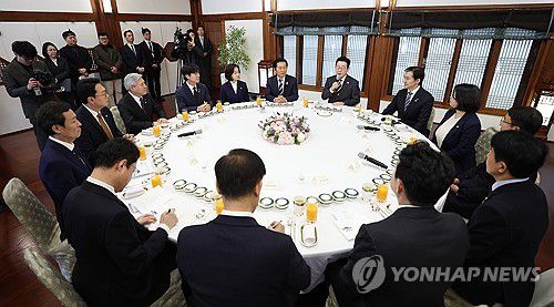 이재명 대통령, 정당 지도부 초청 오찬 발언(서울=연합뉴스) 김도훈 기자 = 이재명 대통령이 16일 청와대 상춘재에서 열린 정당 지도부 초청 오찬에서 발언하고 있다. 2026.1.16 superdoo82@yna.co.kr