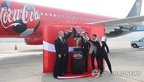 FIFA 월드컵 오리지널 트로피 공개!(서울=연합뉴스) 김주형 기자 = FIFA 전설적 인물인 전 브라질 축구 국가대표 선수 지우베르투 시우바가 'FIFA 월드컵™ 트로피 투어 by 코카-콜라' 일정으로 방한해 차범근 전 감독, 이영표 해설위원 등과 FIFA 월드컵 오리지널 트로피를 공개하고 있다.     왼쪽부터 차두리 감독, 차범근 전 감독, 지우베르투 시우바 전 브라질 축구 국가대표 선수, 이영표 해설위원, 이준엽 한국 코카콜라 대표. 2026.1.16 kjhpress@yna.co.kr