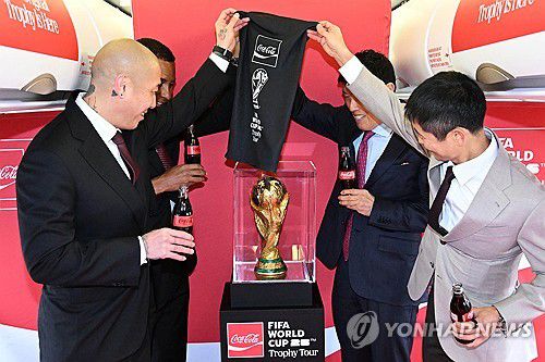 FIFA 월드컵 오리지널 트로피 공개!(서울=연합뉴스) 김주형 기자 = FIFA 전설적 인물인 전 브라질 축구 국가대표 선수 지우베르투 시우바가 'FIFA 월드컵™ 트로피 투어 by 코카-콜라' 일정으로 방한해 차범근 전 감독, 이영표 해설위원 등과 FIFA 월드컵 오리지널 트로피를 공개하고 있다.     왼쪽부터 차두리 감독, 지우베르투 시우바 선수, 차범근 전 감독, 이영표 해설위원. 2026.1.16 [공동취재] kjhpress@yna.co.kr