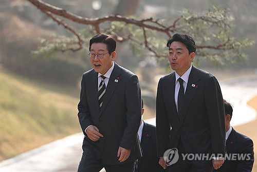 이재명 대통령, 정당 지도부 초청 오찬 참석(서울=연합뉴스) 김도훈 기자 = 이재명 대통령이 16일 정당 지도부 초청 오찬행사가 열린 청와대 상춘재로 향하고 있다. 2026.1.16 superdoo82@yna.co.kr