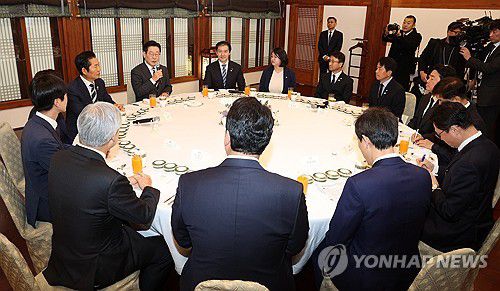이재명 대통령, 정당 지도부 초청 오찬 발언(서울=연합뉴스) 김도훈 기자 = 이재명 대통령이 16일 청와대 상춘재에서 열린 정당 지도부 초청 오찬에서 발언하고 있다. 2026.1.16 superdoo82@yna.co.kr