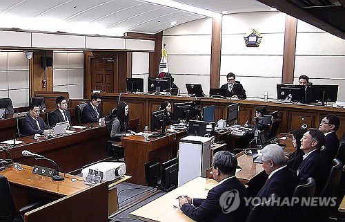 윤석열 '체포 방해' 등 1심 선고 공판 출석(서울=연합뉴스) 윤석열 전 대통령이 16일 서초구 서울중앙지방법원에서 열린 특수공무집행방해, 범인도피교사, 직권남용 권리행사방해 혐의 등 사건에 대한 1심 선고 공판에 출석하고 있다.      이날 재판부는 윤 전 대통령에 징역 5년을 선고했다. 2026.1.16 [서울중앙지법 제공. 재판매 및 DB 금지] photo@yna.co.kr