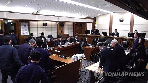 재판부 향해 인사하는 윤석열 전 대통령(서울=연합뉴스) 윤석열 전 대통령이 16일 서초구 서울중앙지방법원에서 열린 특수공무집행방해, 범인도피교사, 직권남용 권리행사방해 혐의 등 사건에 대한 1심 선고 공판에서 징역 5년을 선고받은 뒤 법정을 나서며 백대현 부장판사 등 재판부를 향해 인사하고 있다. 2026.1.16 [서울중앙지법 제공. 재판매 및 DB 금지] photo@yna.co.kr