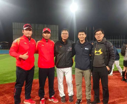 지난해 11월 중국 체전에서 우승한 장쑤팀. 왼쪽부터 한국인 지도자들인 이성원, 김용달, 구대성. 맨 오른쪽이 최해웅 회장. [최해웅 회장 제공. 재판매 및 DB 금지]