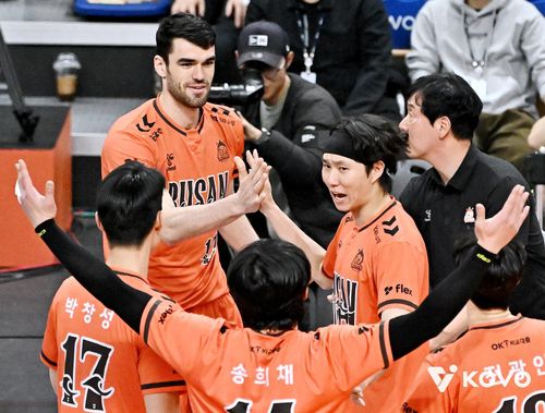 득점 후 기뻐하는 OK저축은행 선수들[한국배구연맹 제공. 재판매 및 DB 금지]