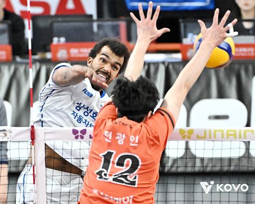 공격하는 삼성화재의 미힐 아히(왼쪽)[한국배구연맹 제공. 재판매 및 DB 금지]