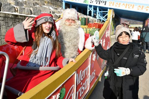 화천산천어축제에 나타난 산타[화천군 제공. 재판매 및 DB 금지]
