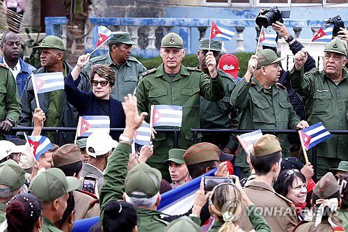 16일(현지시간) 주쿠바 미국 대사관 앞에 집결한 쿠바 대통령(가운데)과 주민들[아바나 EPA=연합뉴스. 재판매 및 DB 금지]