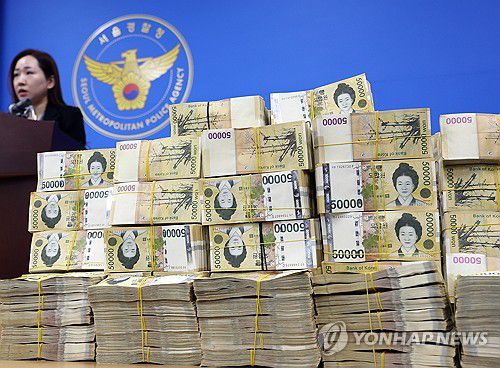 쌓여있는 범죄수익 현금다발 서울경찰청 광역수사단 금융범죄수사대는 2024년 3월 26일 허위 기업 상장 정보를 이용해 투자를 권유하는 수법으로 피해자 548명을 상대로 175억 원 상당을 편취한 비상장주식 판매 사기 범죄집단의 총책과 일당을 검거해 송치했다고 밝혔다. 사진은 서울경찰청 금융범죄수사대에 쌓여있는 41억여 원의 범죄수익 현금다발. 옆의 경찰은 김미애 금융범죄수사대 계장  [이지은 기자]
