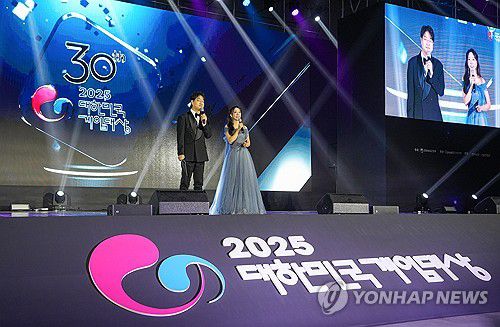 올해 대표하는 대한민국 게임대상 주인공은 누구?(부산=연합뉴스) 김주환 기자 = 12일 부산 벡스코에서 열린 2025 대한민국 게임대상 시상식에서 사회자 전용준 캐스터(왼쪽), 최시은 아나운서가 인사하고 있다. 2025.11.12 jujuk@yna.co.kr