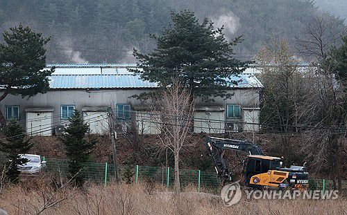 강릉 양돈농가서 아프리카 돼지열병 발생…방역 초비상(강릉=연합뉴스) 양지웅 기자 = 17일 아프리카 돼지열병(ASF) 발생이 확인된 강원 강릉시 한 양돈농가에서 살처분 작업 굴착기가 이동하고 있다. 2026.1.17 yangdoo@yna.co.kr