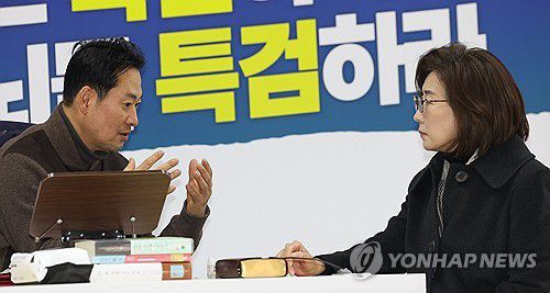 단식장 찾은 나경원 의원과 대화하는 장동혁 대표(서울=연합뉴스) 김성민 기자 = 2차 종합특검법 처리에 반대해 단식중인 국민의힘 장동혁 대표가 17일 국회에서 단식을 이어가던 중 찾아온 나경원 의원과 대화를 나누고 있다. 2026.1.17 ksm7976@yna.co.kr