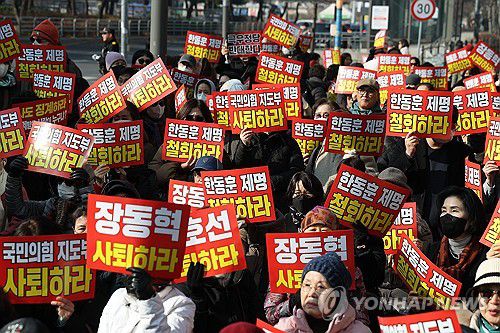 손팻말 든 한동훈 지지자들(서울=연합뉴스) 김성민 기자 = 17일 서울 영등포구 국회 인근에서 열린 국민의힘 한동훈 전 대표의 제명 취소 촉구 집회에서 참가자들이 손팻말을 들고 있다. 2026.1.17 ksm7976@yna.co.kr