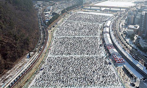 '추위도 좋아요' 화천산천어축제 인파(화천=연합뉴스) 17일 강원 화천군 화천천 일원에서 열린 2026 화천산천어축제가 얼음낚시를 즐기는 관광객들로 붐비고 있다. 2026.1.17 [화천군 제공. 재판매 및 DB 금지] yangdoo@yna.co.kr