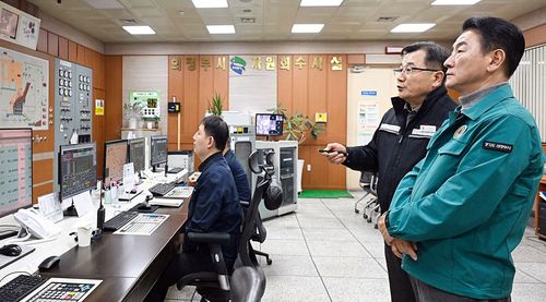 의정부 장암동 자원회수시설 점검(의정부=연합뉴스) 김동근 경기 의정부시장(오른쪽)이 생활 쓰레기 직매립 금지 시행에 따라 장암동 자원회수시설 운영 현황을 살피고 있다. 2026.1.18 [의정부시 제공. 재판매 및 DB 금지]