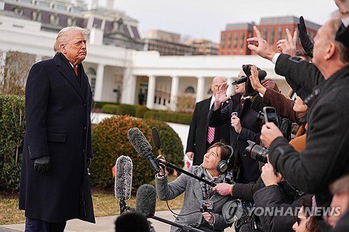 기자들 질문 받는 트럼프[AP=연합뉴스 자료사진. 재판매 및 DB 금지]