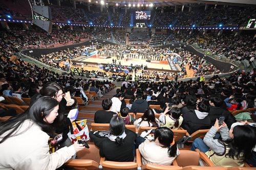 잠실실내체육관을 가득 메운 프로농구 팬들[KBL 제공. 재판매 및 DB 금지]