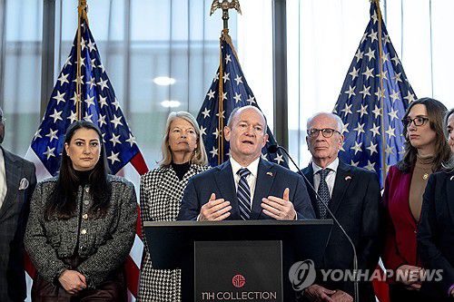 덴마크 코펜하겐에서 미국 여야 의원들과 함께 기자회견하는 크리스 쿤스 민주당 상원의원(가운데)[EPA=연합뉴스. 재판매 및 DB 금지]