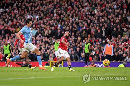 득점을 터트리는 맨유의 브라이언 음뵈모[EPA=연합뉴스]