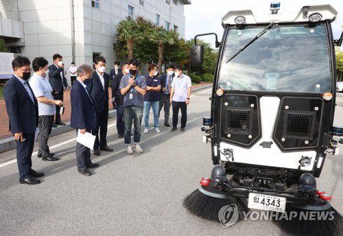 노면 청소에 사용된 자율주행 특장차[중소벤처기업부 제공. 재판매 및 DB금지]