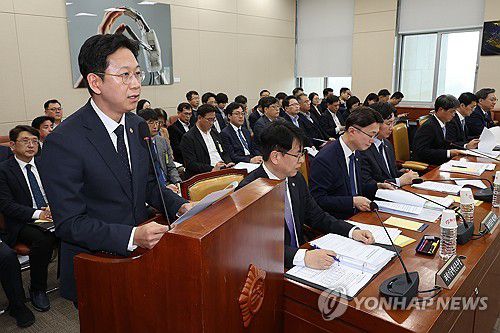 발언하는 배경훈 과기정통부 장관(서울=연합뉴스) 김주성 기자 = 배경훈 부총리 겸 과학기술정보통신부 장관이 24일 서울 여의도 국회에서 열린 과학기술정보방송통신위원회 전체회의에서 인공지능 발전과 신뢰 기반 조성 등에 관한 기본법 개정안 등 법안 통과 후 발언하고 있다. 2025.11.24 utzza@yna.co.kr