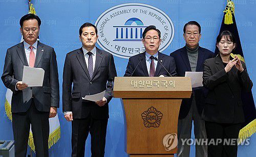 이혜훈 인사청문회 관련 집중공세 펼치는 국민의힘 재경위 의원들(서울=연합뉴스) 이동해 기자 = 국회 기획재정위원회 소속 국민의힘 의원들이 5일 국회 소통관에서 이혜훈 기획예산처 장관 후보자 인사청문회와 관련한 성명 발표 기자회견을 하고 있다. 왼쪽부터 유상범, 박대출, 박수영, 권영세 의원. 2026.1.5 eastsea@yna.co.kr