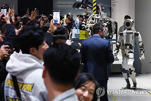 인기스타 아틀라스(라스베이거스=연합뉴스) 김성민 기자 = CES 개막 이틀째인 7일(현지시간) 미국 네바다주 라스베이거스 컨벤션센터(LVCC) 현대자동차 부스에서 관람객들이 로봇 아틀라스의 이동을 지켜보고 있다. 2026.1.8 ksm7976@yna.co.kr