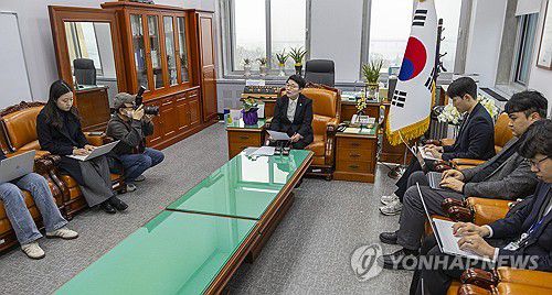 이혜훈 후보자 청문회 관련 입장 밝히는 임이자 재정경제기획위원장(서울=연합뉴스) 황광모 기자 = 국회 재정경제기획위원장인 국민의힘 임이자 의원이 16일 국회 재경위원장실에서 이혜훈 기획예산처 후보자 청문회와 관련한 입장을 밝히고 있다.     임 위원장은 "이혜훈 후보자는 장관 후보자가 아닌 수사 대상"이라며 "이재명 대통령의 임명 철회"를 요구했다.     재정경제기획위에서 열릴 이혜훈 후보자의 인사청문회는 오는 19일 예정돼 있다. 2026.1.16 hkmpooh@yna.co.kr