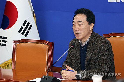 현안 관련 기자 간담회 하는 민주당 박수현 수석대변인(서울=연합뉴스) 배재만 기자 = 더불어민주당 박수현 수석대변인이 18일 국회에서 현안 관련 기자 간담회를 열고 있다. 2026.1.18 scoop@yna.co.kr