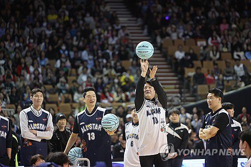 감독들의 3점슛 실력은?(서울=연합뉴스) 박동주 기자 = 18일 서울 잠실실내체육관에서 열린 2025-2026 LG전자 프로농구 올스타전 3점슛 콘테스트 결승에 앞서 문경은 감독이 3점 슛을 하고 있다. 2026.1.18 pdj6635@yna.co.kr