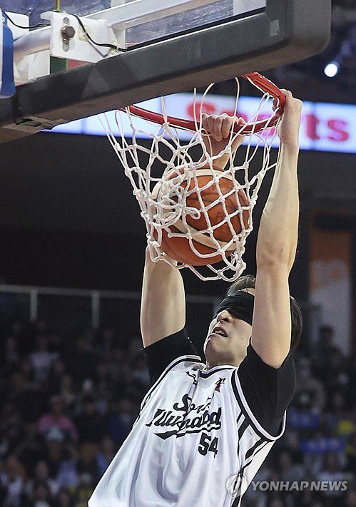 덩크 콘테스트 우승은 바로 나 조준희(서울=연합뉴스) 박동주 기자 = 18일 서울 잠실실내체육관에서 열린 2025-2026 LG전자 프로농구 올스타전 덩크 콘테스트 결승.     조준희(삼성)가 눈을 가린 채 덩크슛을 하고 있다. 2026.1.18 pdj6635@yna.co.kr