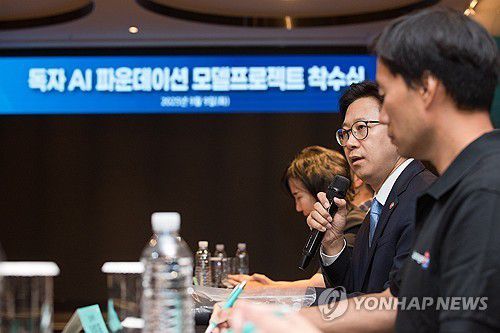 격려사 하는 배경훈 장관(서울=연합뉴스) 배경훈 과학기술정보통신부 장관이 9일 서울 중구 르메르디앙 미드센츄리룸에서 열린 '독자 AI 파운데이션 모델 프로젝트 착수식' 에서 격려사를 하고 있다. 2025.9.9 [과학기술정보통신부 제공. 재판매 및 DB 금지]     photo@yna.co.kr