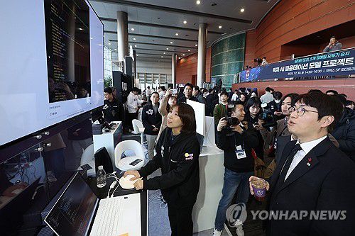 LG AI연구원 둘러보는 하정우 수석 (서울=연합뉴스) 강민지 기자 = 하정우 AI미래기획수석비서관이 30일 서울 강남구 코엑스에서 열린 '독자 AI 파운데이션 모델' 프로젝트 1차 발표회에서 LG AI연구원 부스를 둘러보고 있다. 2025.12.30     mjkang@yna.co.kr