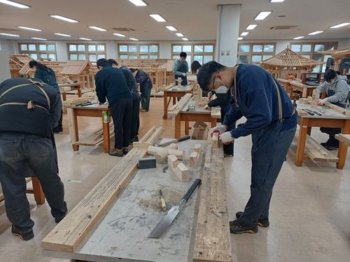 전북대 고창캠퍼스 한옥 건축 실습장에서 실습 중인 학생들[촬영 홍국기]