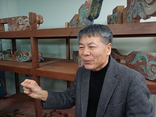 전북대 고창캠퍼스 한옥박물관에서 설명하는 남해경 한옥건축학과 명예교수[촬영 홍국기]