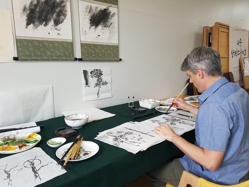 수묵화 그리고 있는 제임스 교수(나주=연합뉴스) 이세영 기자 = 지난 18일 전남 나주시 작업실에서 수묵화를 그리고 있는 혜빈 제임스 존스턴 동신대 교수. 2026. 1. 18. seva@yna.co.kr