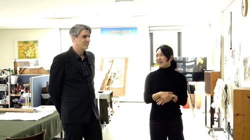 제임스 교수와 백은영 화가(나주=연합뉴스) 이세영 기자 = 지난 18일 전남 나주시 제임스 교수 작업실에서 백은영(오른쪽) 화가와 대화 나누는 혜빈 제임스 존스턴 동신대 교수. 2026. 1. 18. seva@yna.co.kr